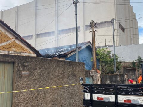 Celular na tomada pode ter provocado incêndio que destruiu casa em Uberaba