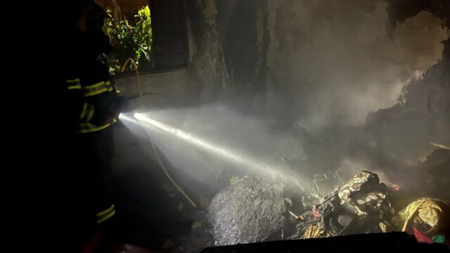Em Três Ranchos, bombeiros combatem incêndio em residência no Setor Central