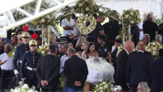 Velório de Pelé: 27 mil já passaram pela Vila para se despedir do Rei; siga