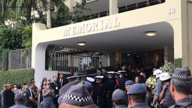 Pelé é sepultado após cortejo por ruas de Santos