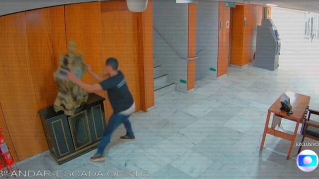 Testemunhas reconhecem homem flagrado destruindo relógio de Dom João VI no Planalto, o suspeito seria de Catalão