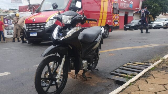 Motociclista fica ferido após colisão com carro no bairro São João, em Catalão; VÍDEO