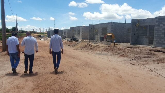 Prefeito Diogo Rosa e vice Nelson Machado visitam obras de construção das 50 casas do programa Pra Ter Onde Morar, em Davinópolis