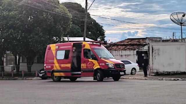 Homem sofre acidente após cão cruzar frente de moto, em Catalão