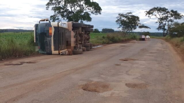 Carreta tomba após condutor desviar de buracos na GO-504, no município de Catalão