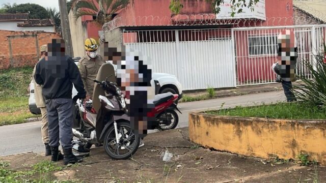 Colisão entre carro e moto deixa mulher ferida, em Catalão