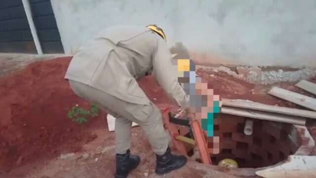 Criança de 6 anos é resgatada ao cair em fossa em Caldas Novas