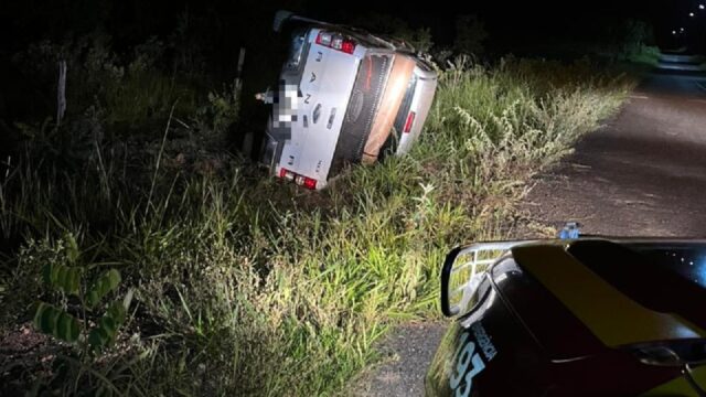 Dois jovens ficam feridas depois de caminhonete capotar em rodovia municipal, em Três Ranchos