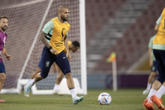 Daniel Alves é preso pela Justiça da Espanha sem direito a fiança