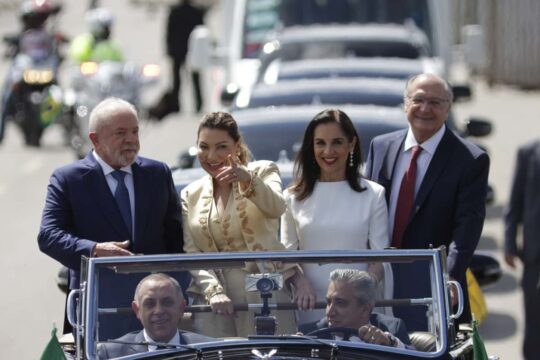 Lula e Janja desfilam em Rolls Royce presidencial para dar início à posse