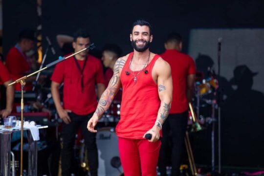 Gusttavo Lima manda equipe tirar mulher de show após ela jogar garrafa d’água nele; vídeo