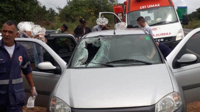 Peça de caminhão se solta, quebra pára-brisa de carro e atinge mulher na cabeça, na GO-139 em Caldas Novas