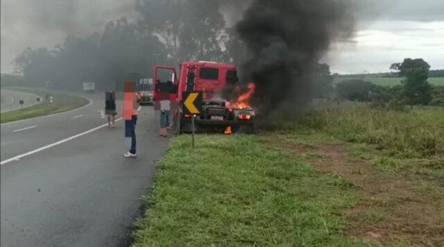 Carreta carregada de laranjas pega fogo na BR-050, próximo à Campo Alegre de Goiás