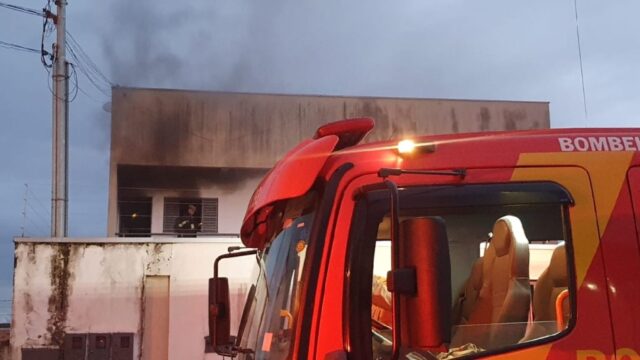 Bombeiros combatem princípio de incêndio em apartamento, em Catalão