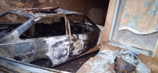 Mulher é morta pelo ex-companheiro com 14 perfurações de arma branca, em Coromandel/MG; residência e carro da vítima também foram incendiados pelo criminoso