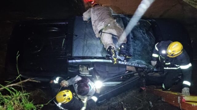 Uma pessoa fica ferida após carro sair de pista e cair em córrego na GO-139, em Caldas Novas