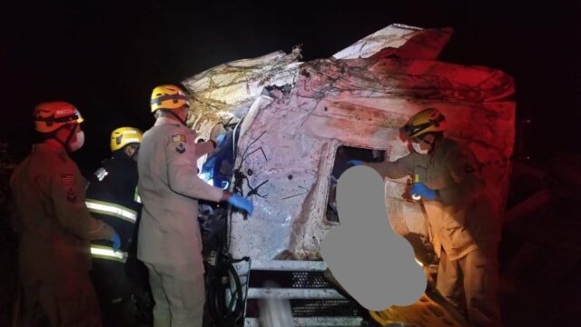 Caminhoneiro fica ferido após carreta sair da pista e tombar entre Caldas Novas e Ipameri