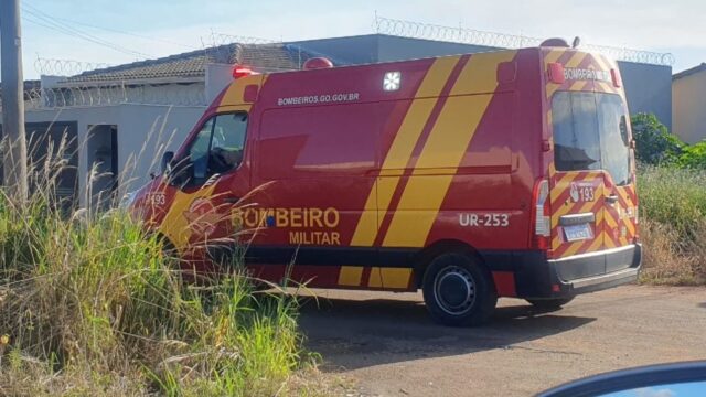 Garupa fica ferido após colisão entre carro e moto em Catalão