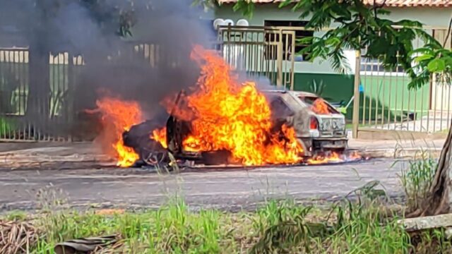 Carro fica destruído após pegar fogo no Centro de Goiandira; VÍDEO