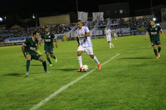 Em jogo histórico com seis gols, Crac empata com o Goiás em 3 x 3