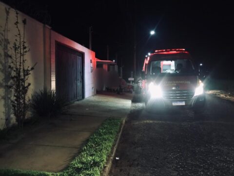 Motociclista fica ferida após bater em cachorro no Residencial Cidade Jardim, em Catalão