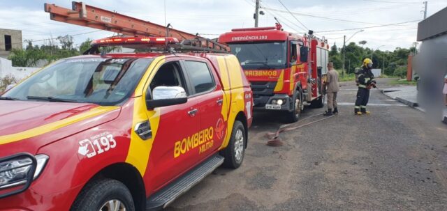 Bombeiros combatem a princípio de incêndio em residência, em Catalão