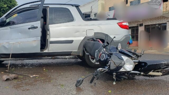 Mototaxista e passageira ficam feridos em acidente com picape em Catalão