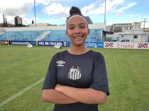 Conheça a história da atleta catalana Andressa Bastos, goleira da categoria de base do Santos F.C