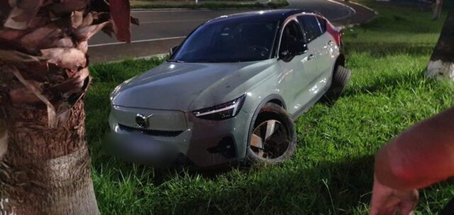 Idoso fica ferido após perder controle de veículo e subir em canteiro de avenida, em Catalão