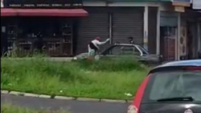Em Uberlândia, vídeo mostra momento em que homem atira cinco vezes contra outro e foge