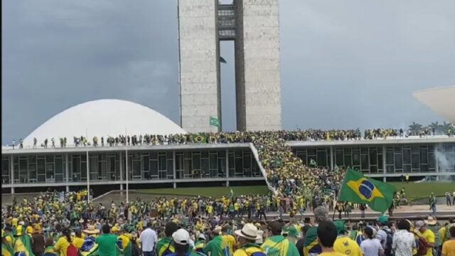 Manifestantes invadem o Congresso e o Planalto em manifestação antidemocrática