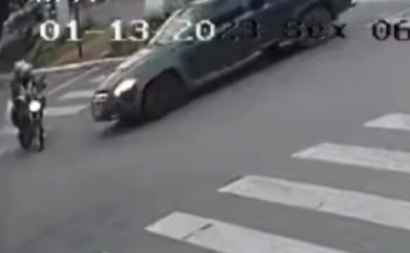 Passageira de moto fica ferida após colisão com carro no centro de Catalão; VÍDEO