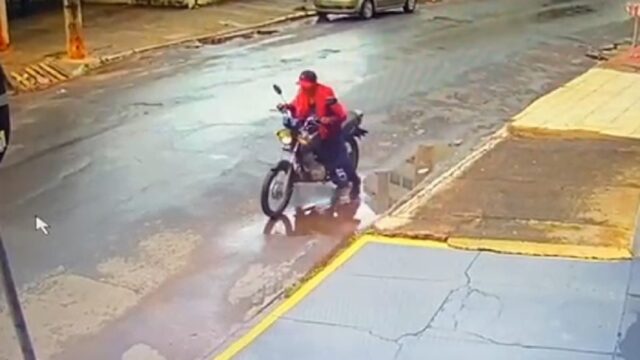 Mulher tem moto furtada enquanto trabalhava, em Caldas Novas; VÍDEO