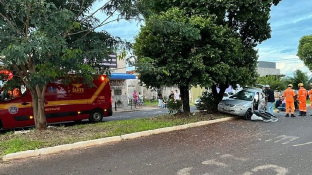Carro bate em árvore e uma pessoa morre no Bairro São Jorge em Uberlândia