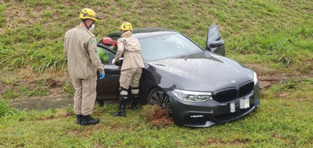 Passageira fica ferida após carro sair da pista na BR-050, entre Pires Belo e Catalão