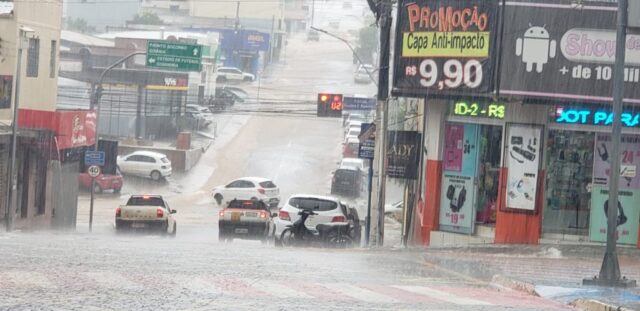INMET registra 31,2 mm de chuva e ventos a quase 34km/h na tarde desta terça-feira (21), em Catalão