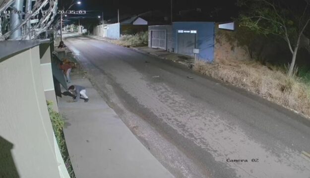 VÍDEO: Dois ladrões são filmados arrombando portão e furtando residência no Bairro Flamboyant, em Catalão