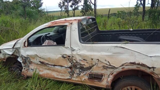 Dois passageiros ficam feridos após carro capotar na BR-365 sentido Patrocínio e Uberlândia
