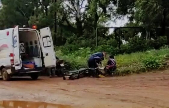 Catalão: Casal é socorrido pelo SAMU após moto cair em buraco na Avenida Presidente Médici, em Catalão