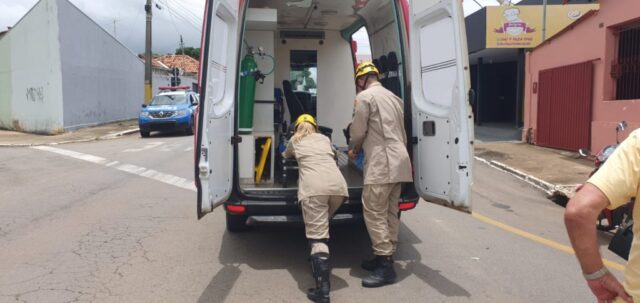 Acidente de trânsito: Colisão carro versus moto deixa mulher com ferimentos no Bairro N. Sra. de Fátima, em Catalão