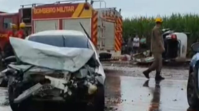 Acidente entre dois carros deixa pessoa morta e quatro feridas na GO-409
