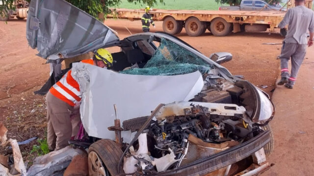 Grave acidente entre automóvel e carreta deixa vítima fatal na GO-330, em Vianópolis