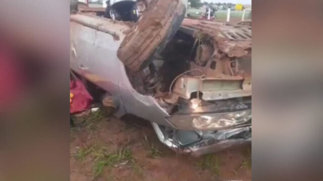 Carro com oito pessoas sai da pista e capota na BR-040, em Luziânia