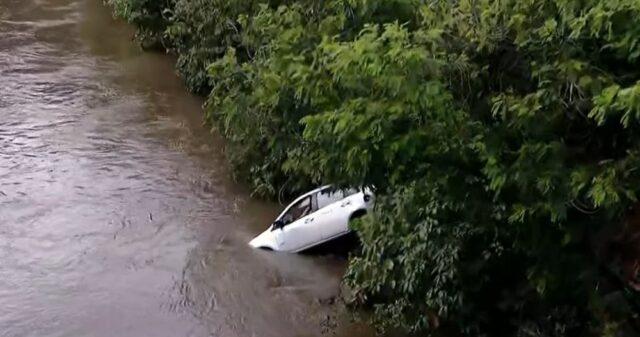 Carro capota e fica com parte submersa após cair no Rio Uberabinha em Uberlândia; mulher de 41 anos está desaparecida