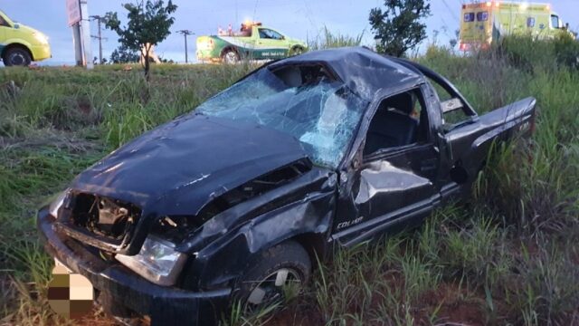 Motorista perde controle de camionete e sai da pista na BR-050, próximo de Catalão