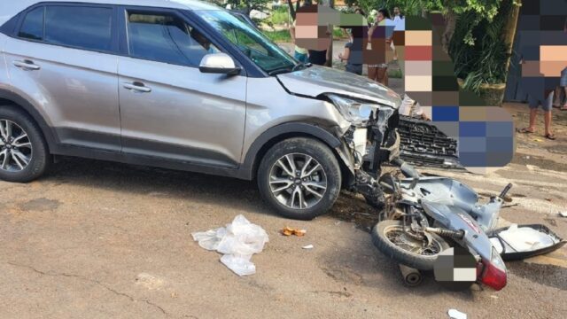 Mãe e filha ficam feridas após colisão entre carro e moto em Catalão