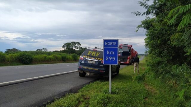 PRF aborda motorista após dirigir na contramão por 8 km na BR-050, em Catalão; VÍDEO
