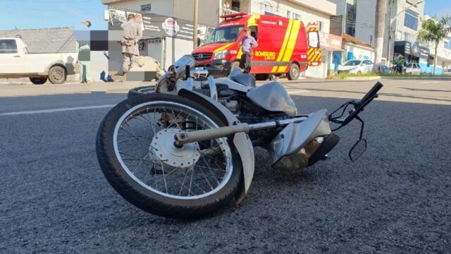 Garupa de moto fica ferida em colisão com carro em Catalão