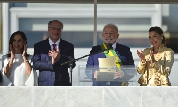 Lula é empossado e se torna presidente pela terceira vez