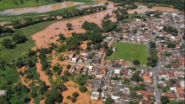 Rio Paranaíba sobe 10 metros, invade casas e desaloja famílias no interior de MG